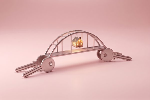 Un pont avec des clés et une maison